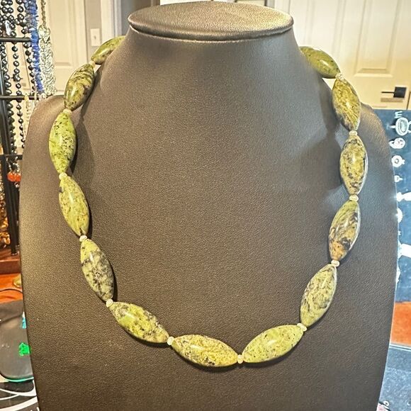 16" Vintage GSJ nephrite jade, pearl and sterling silver clasp necklace! - Picture 5 of 14